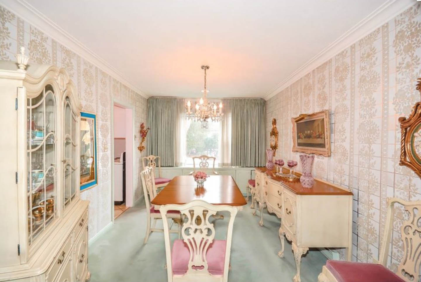 Для отопления дома бабушка решила. Интерьеры 1950-х годов в розовом. 100 Летняя бабушка решила продать дом. Бабушка решила продать свой дом. Дом бабули из Торонто.