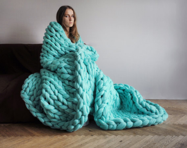 Arm-knitting-ball-of-yarn-finished