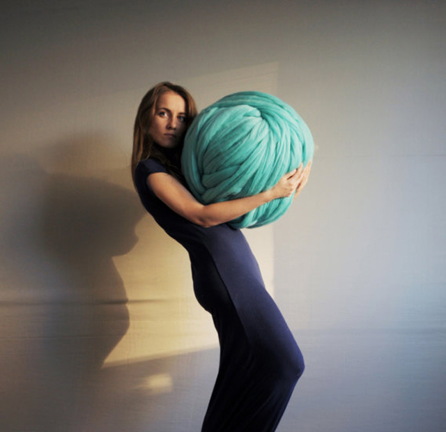 Arm-knitting-ball-of-yarn-woman