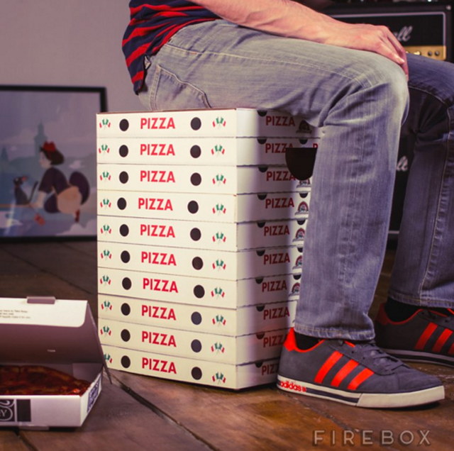 Cardboard-pizza-boxes-stool