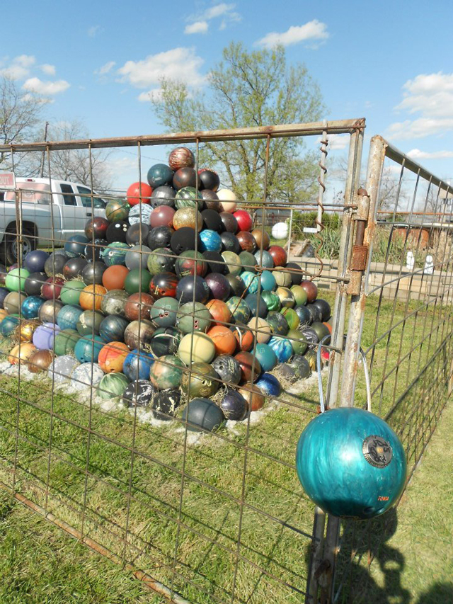 chris-barbees-bowling-ball-yard-art-pyramid
