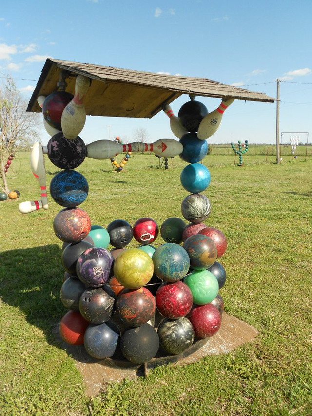 chris-barbees-bowling-ball-yard-art-wishing-well