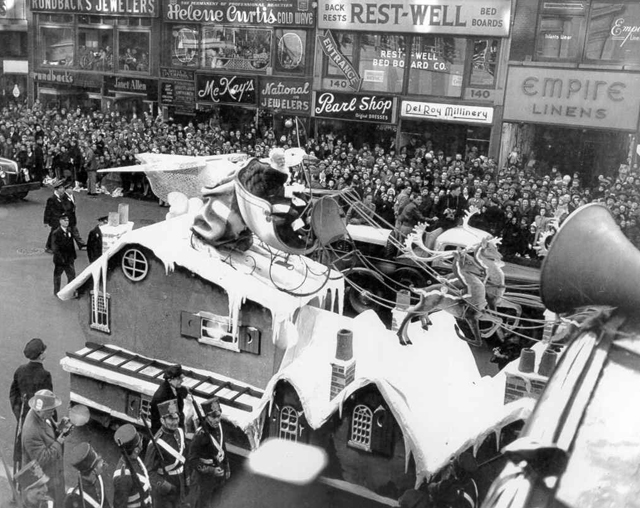 Edmund-Gwenn-as-Santa-Claus-during-the-filming-of-the-20th-Century-Fox-film--Miracle-on-34th-Street--1946