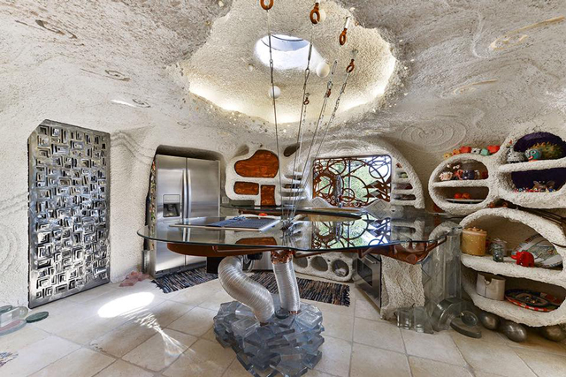 Interior-of-Flintstone-House-4