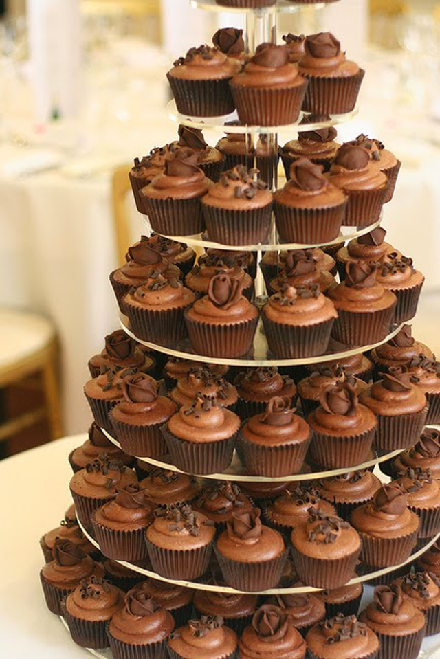 Lots-of-chocolate-cupcakes