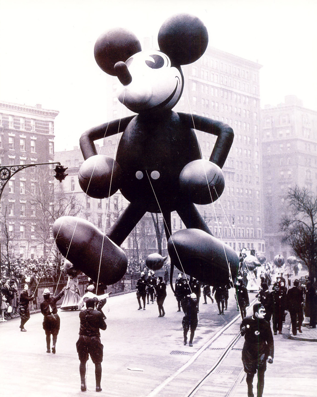Mickey-Mouse-1934-–-1st-Mickey-balloon-designed-with-the-help-of-Walt-Disney