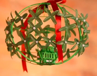 Mistletoe-drone-by-Hammacher-Schlemmer-318