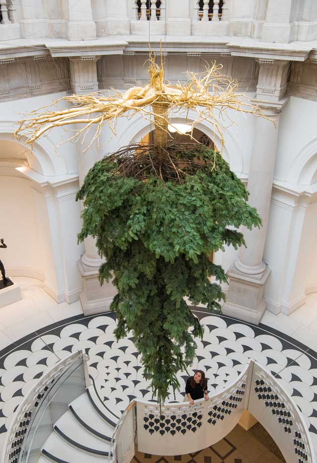 tate-museum-christmas-tree