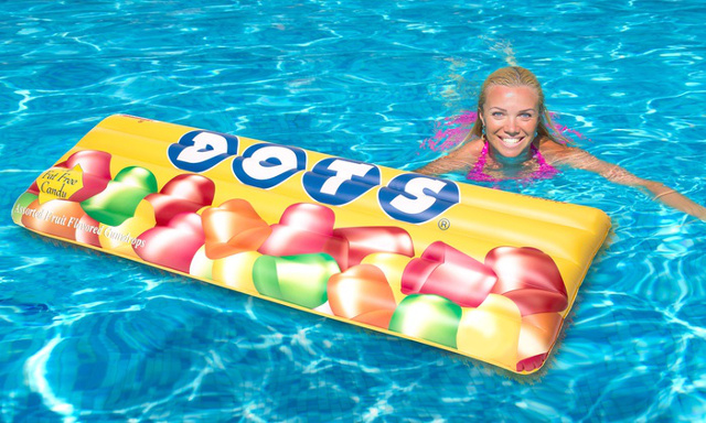 It's the first day of SUMMER! LOOK at these fun pool floats! - Pee