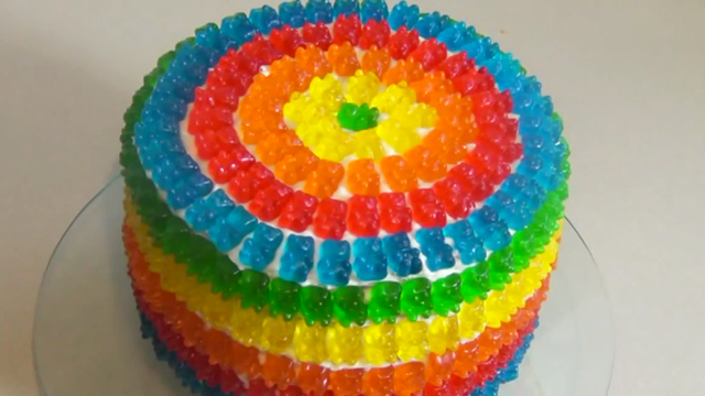Gummibär fan Chris' Birthday Cake! - Gummibär