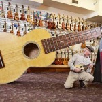 worlds-largest-ukulele-1