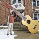 worlds-largest-ukulele-2